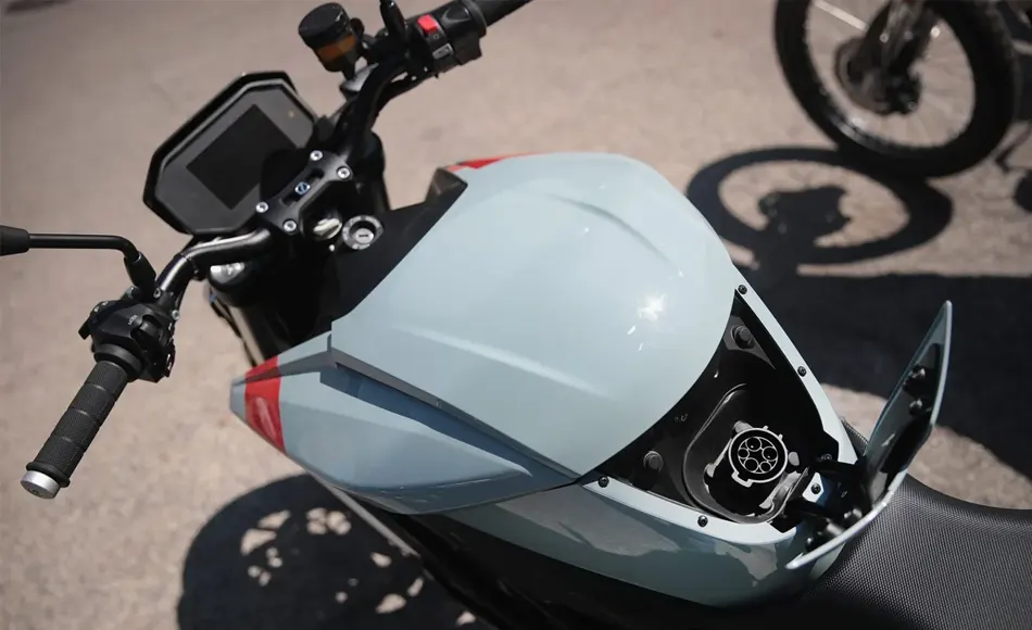 Comment le connecteur de moto électrique se connecte-t-il?